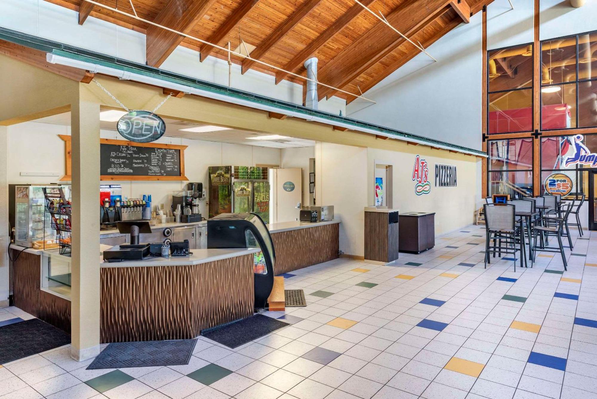 Three Bears Resort Waterpark Near Tomah Ascend Collection Warrens Экстерьер фото